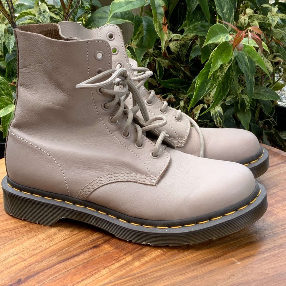 Dr. Martens Pascal Boots - EUC - sz 9 - euro 41